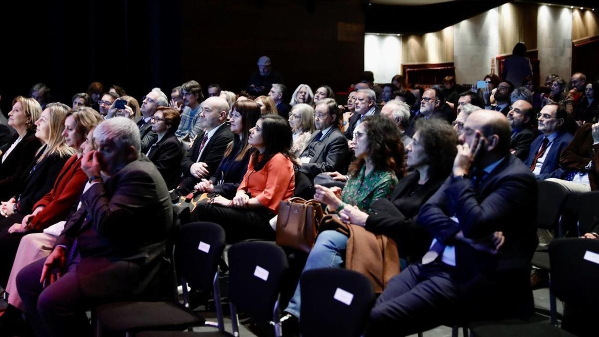 Participantes en el encuentro, ayer, en el teatro de la Laboral de Gijón.