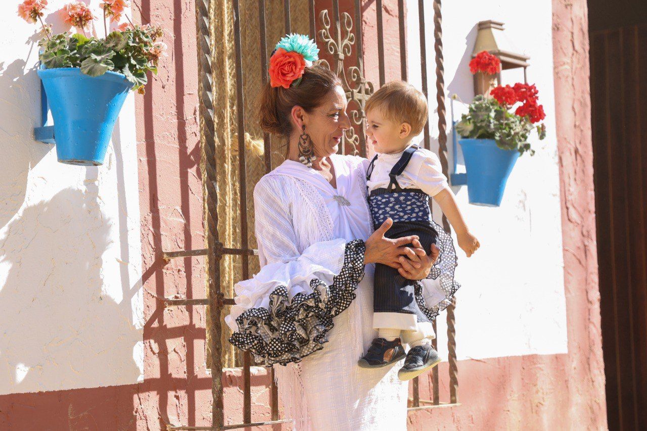 Manoli Trenas con su nieto Manuel Canales y traje de la Carrucha