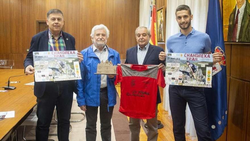 Óscar Sánchez, representante del Running Sport Trail, primero por la derecha, en la presentación. // FdV