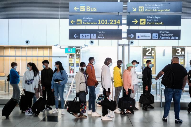 Menores migrantes son trasladados a un centro de Cataluña