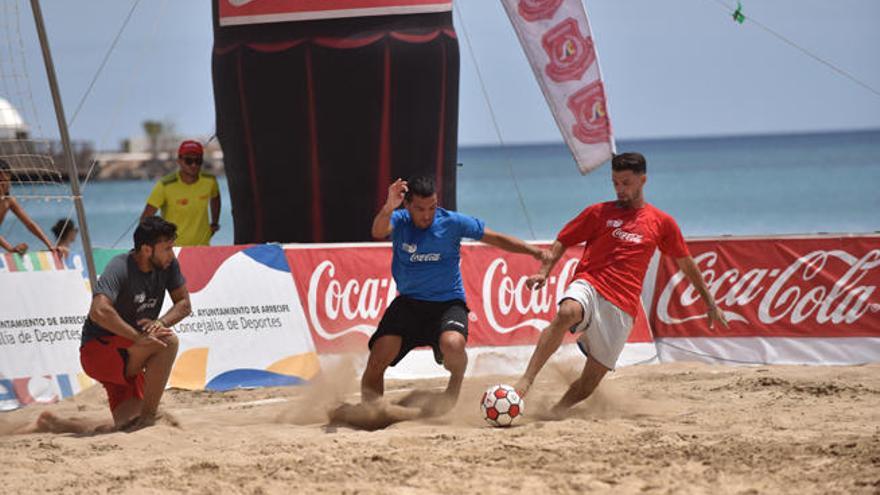 Quince equipos participan en el torneo con sede en la playa lanzaroteña.