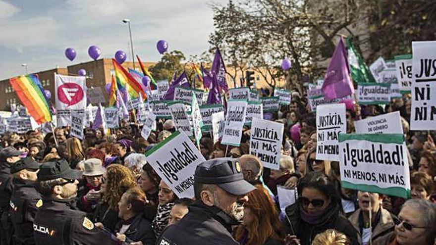 Els concentrats van protestar a les portes del Parlament andalús