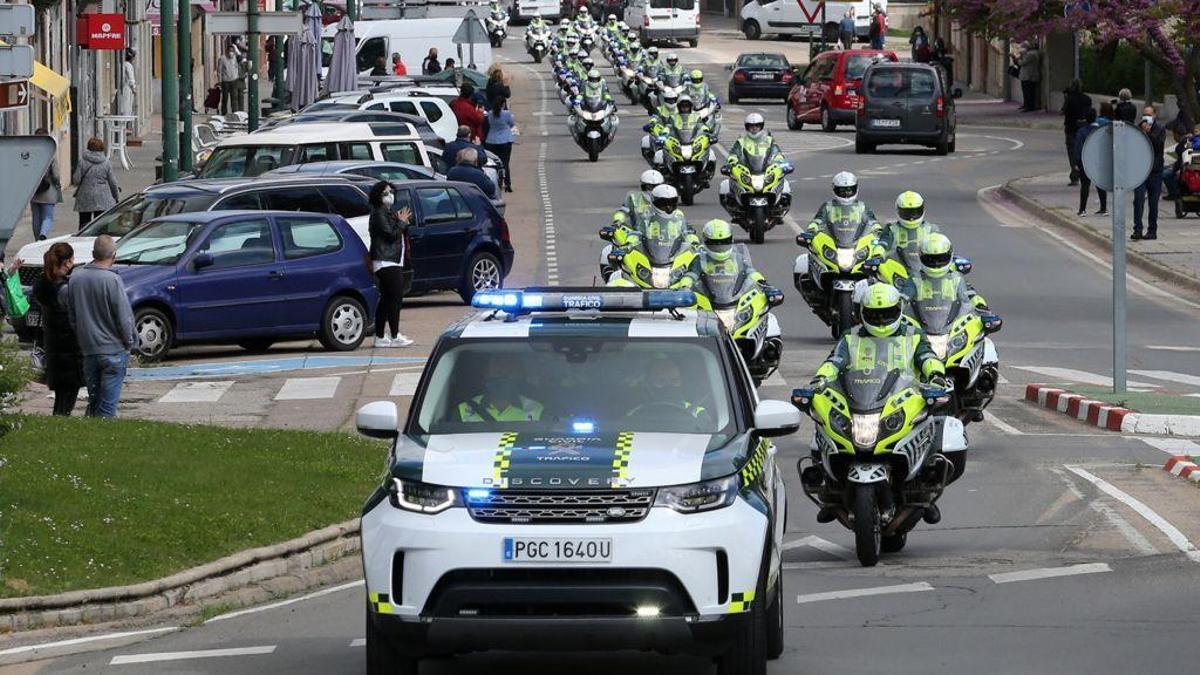 Agentes de la Guardia Civil recorren las carreteras de Córdoba, Badajoz y Jaén en una formación.