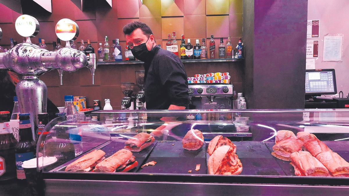 Marino, tras la barra de su local, la cafetería Davia, en la avenida Cesaraugusto. a