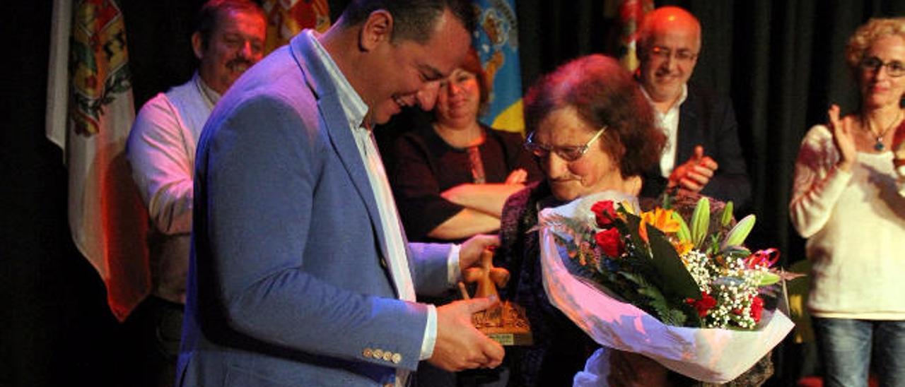 El alcalde de Moya, Poli Suárez, entrega un reconocimiento a la quesera Juana Reyes Pérez, de Fontanales, ante el presidente del Cabildo, Antonio Morales, y de la COAG, Rafael Hernández.