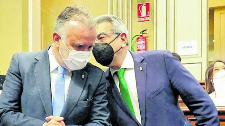 El presidente Ángel Víctor Torres (izquierda) y el vicepresidente, Román Rodríguez, en el Parlamento.