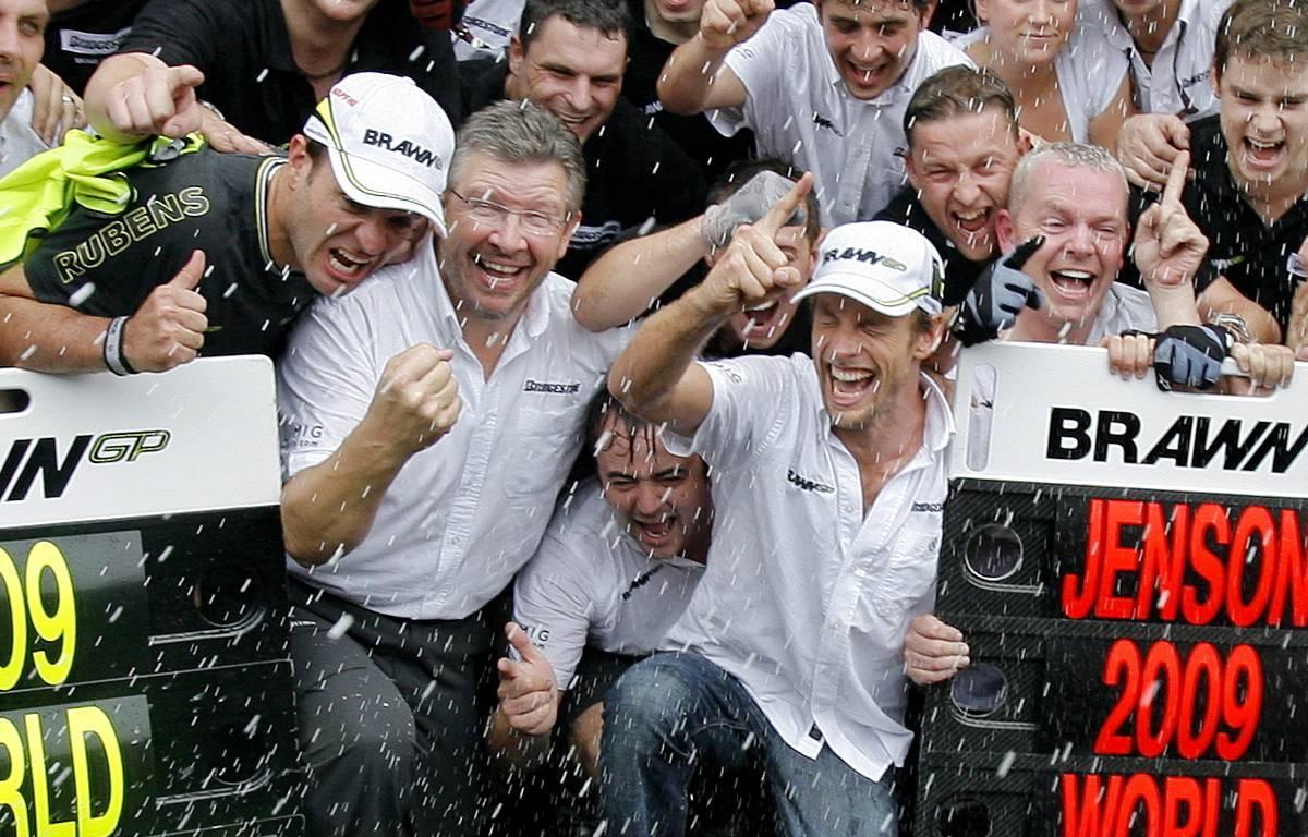 El equipo Brawn celebra el doble título de 2009