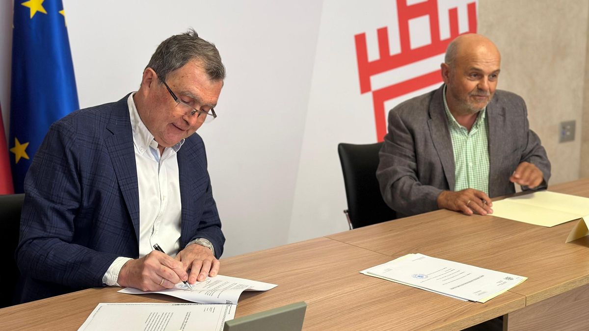 Firma de la concesión, este miércoles en el Ayuntamiento.