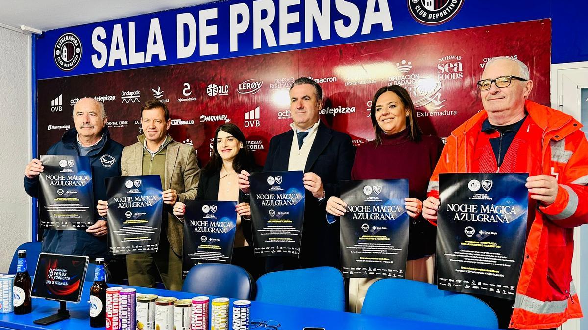 Representantes del Extremadura, Ayuntamiento, Banco de Alimentos y Cruz Roja presentaron el partido.