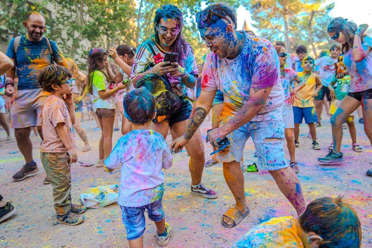 La festa Holi omple de colors els Jardins del Casino de Manresa La festa Holi omple de colors els Jardins del Casino de Manresa
