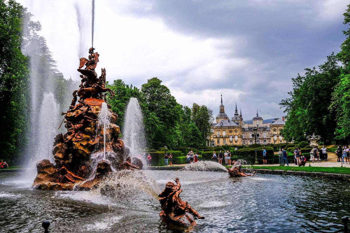 Sus jardines reúnen 26 fuentes monumentales, muchas de ellas inspiradas en escenas mitológicas