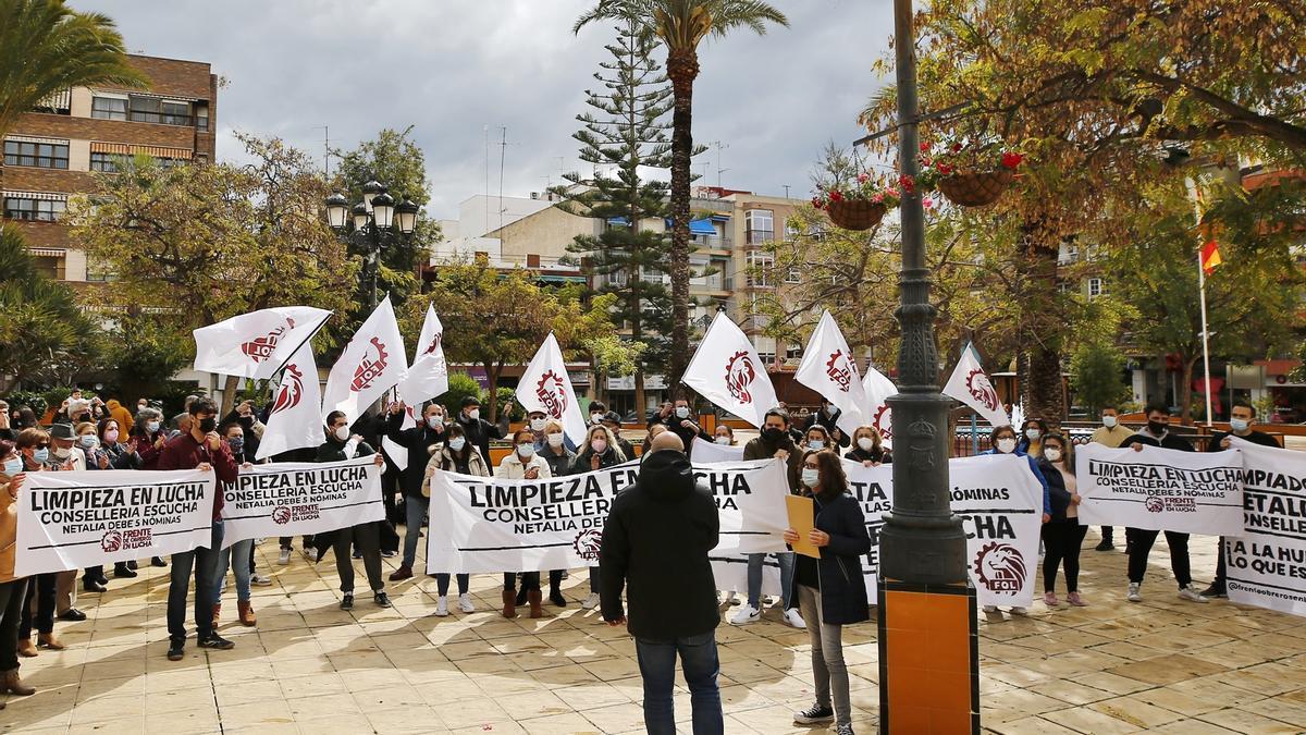 Imagen de la protesta en la plaza de la Constitución para reclamar a Netalia y la Generalitat que actúen frente a los impagos de 5 nóminas