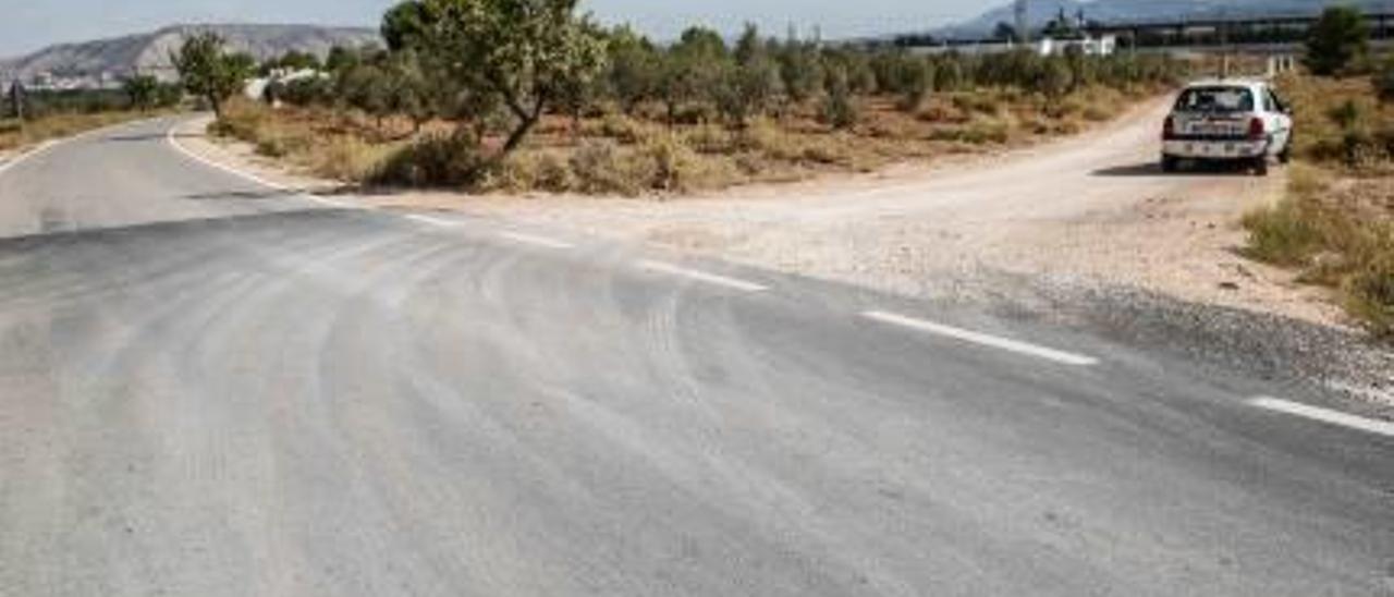 El cruce entre el camino acondicionado y el tramo de tierra que atraviesa las vías por debajo.