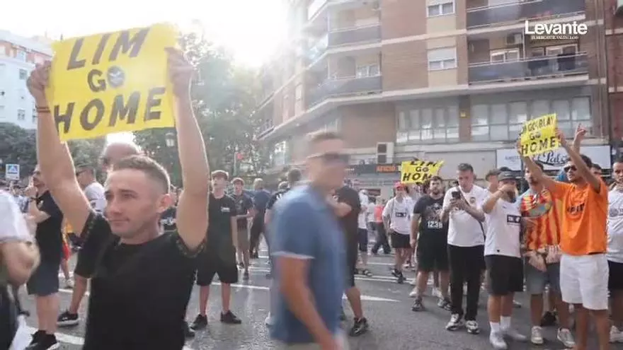 Cánticos al terminar el partido: la afición de concentra en el exterior de Mestalla al grito de '¡Peter, vete ya!'