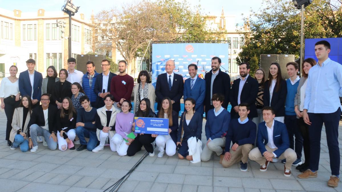 Los dos equipos ganadores, de Maristas y El Pinar, en el momento de recibir el premio del Reto del Talento.