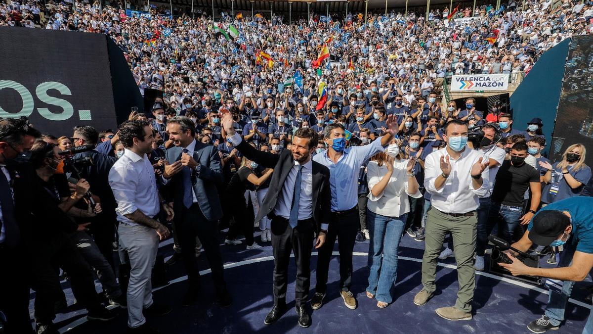 (I-D) El secretario general del PP, Teodoro García Egea; el primer ministro griego, Kyriaos Mitsotakis; el presidente del PP, Pablo Casado; el presidente del PP en Comunidad Valenciana, Carlos Mazón y la secretaria general del PP de Comunidad Valenciana, María José Catalá, en el acto de clausura de la Convención Nacional del PP