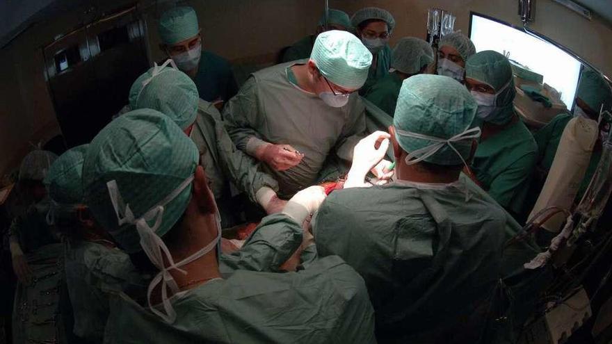 Un grupo de médicos opera en el Hospital de A Coruña.