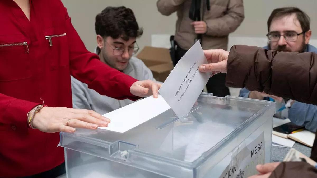 Votaciones en un colegio electoral de Santiago