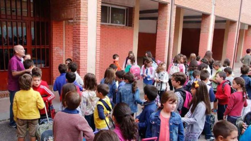 Los alumnos del colegio La Candelaria esperan a entrar en las aulas en su primer día de clase.