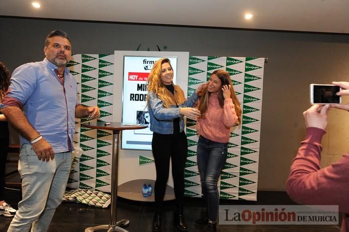 Miriam Rodríguez firma discos en El Corte Inglés