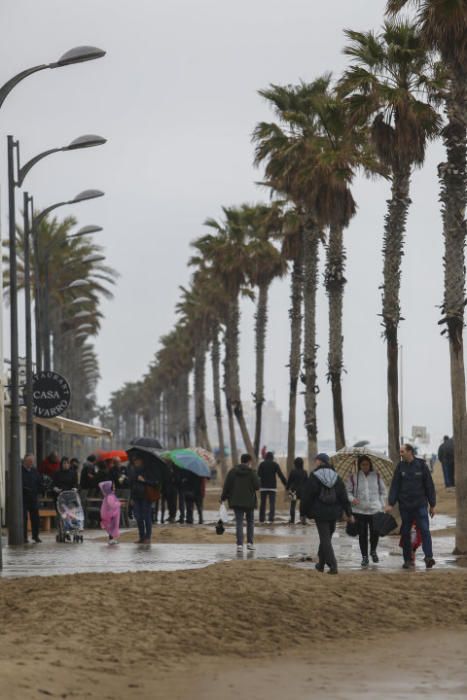 Paseo marítimo de la playa de Las Arenas (Cabanyal) cubierto de arena por el temporal