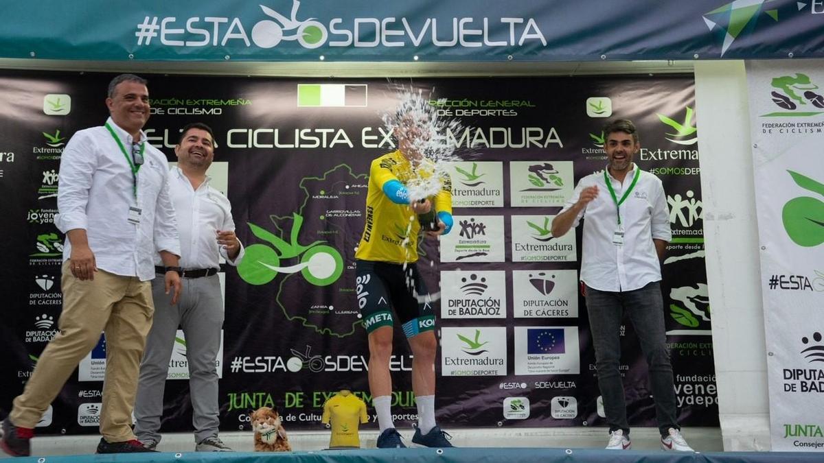 Javier Serrano celebra en el podio su liderato.