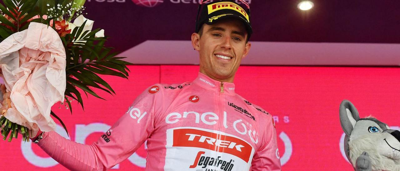 Juanpe López, en el podio con la ‘maglia rosa’ del Giro. |  // REUTERS