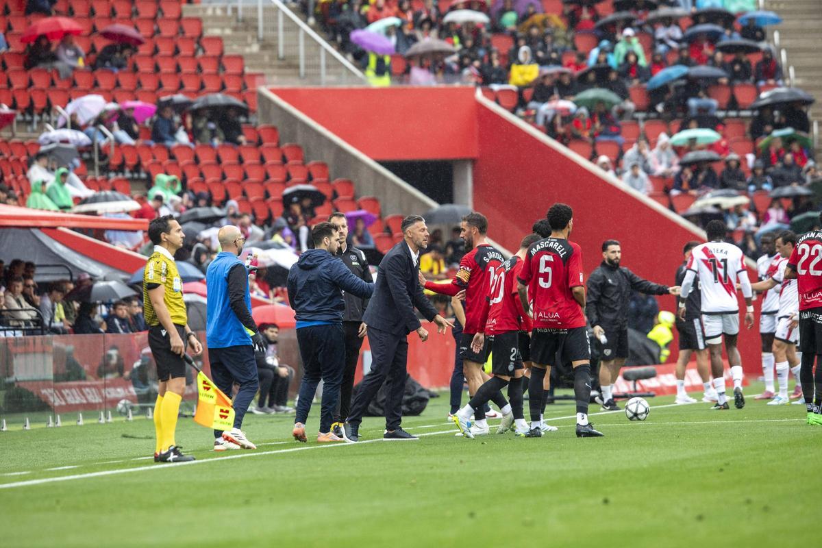 Martín Demichelis, dando instrucciones a sus jugadores durante el partido ante el Rayo.