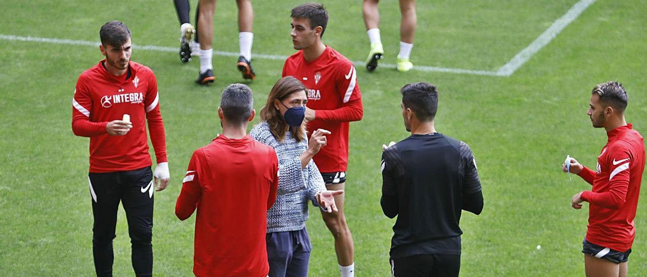 Beatriz Manchón charla con Campuzano, Pedro, Borja López, Mariño y Villalba mientras toman los flashes. | M. L.