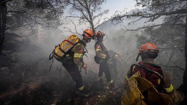 Els Bombers treballen en un incendi.