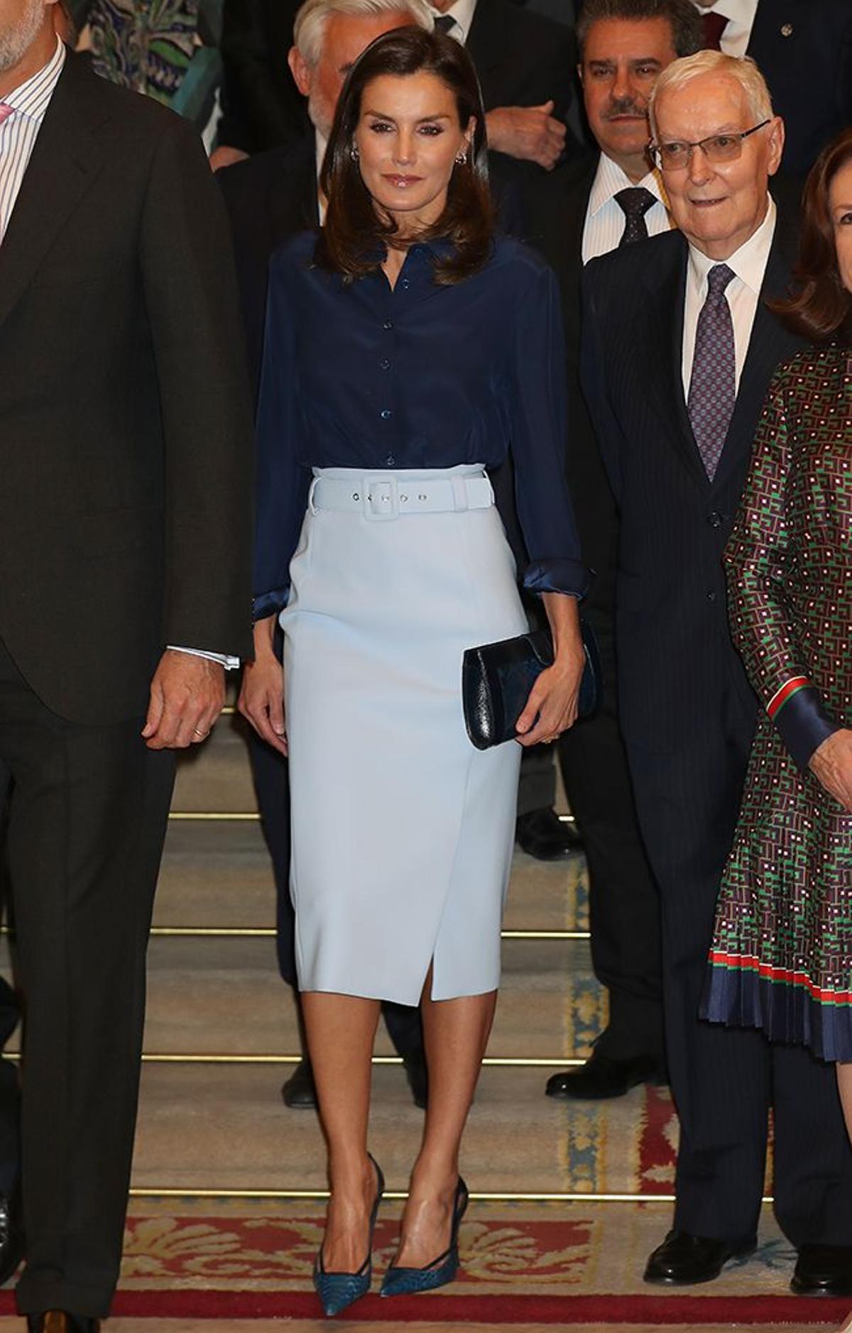 Letizia Ortiz con falda lápiz azul celeste en la Real Academia Española