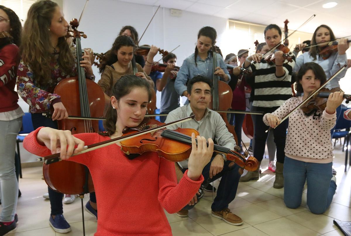 Javier Claudio Portales en 2015, con jóvenes de su gran proyecto orquestal Promúsica. F arciniega