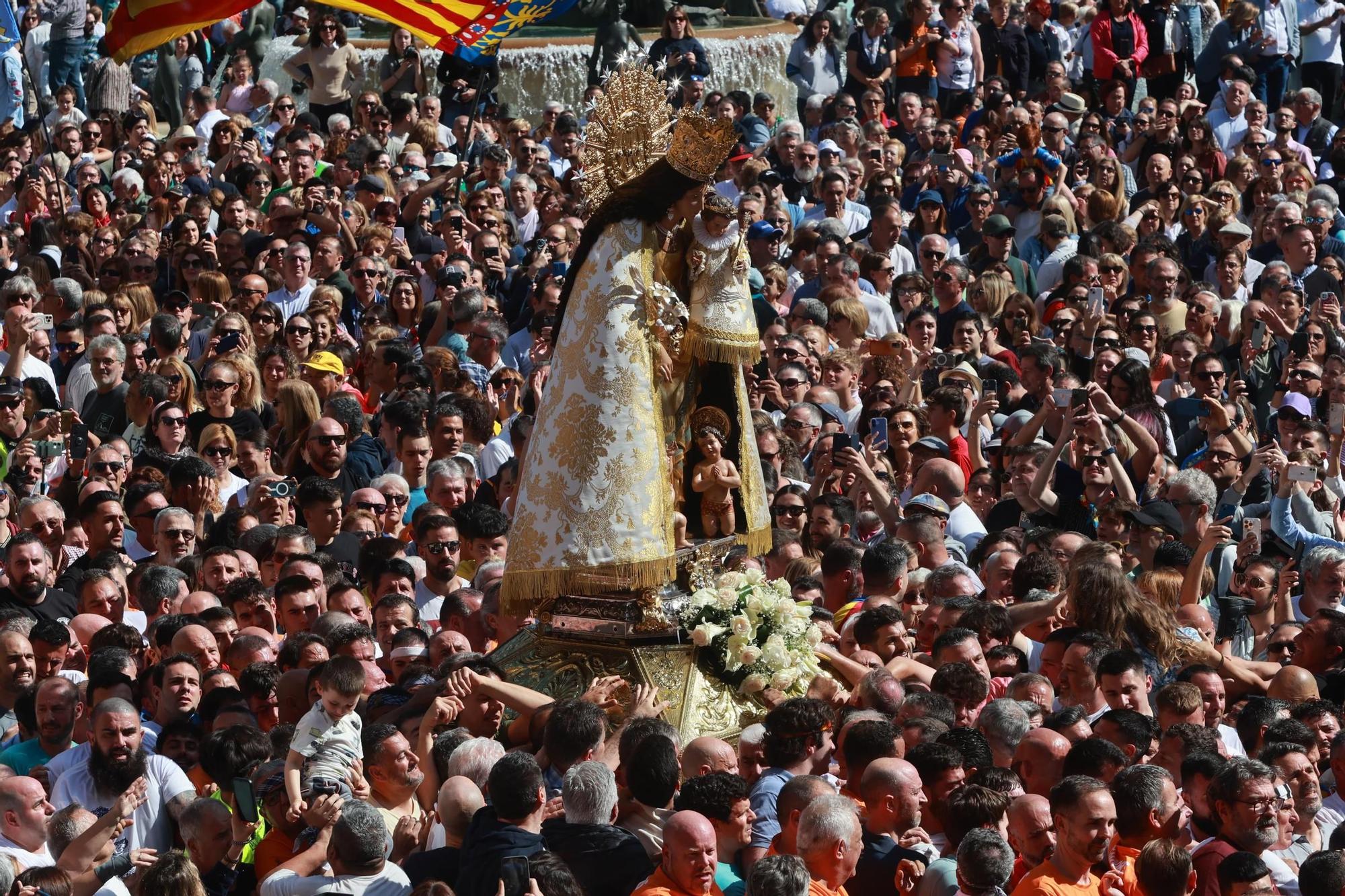 FOTOGALERÍA | Una multitud arropa a la Virgen de los Desamparados en su traslado a la Catedral