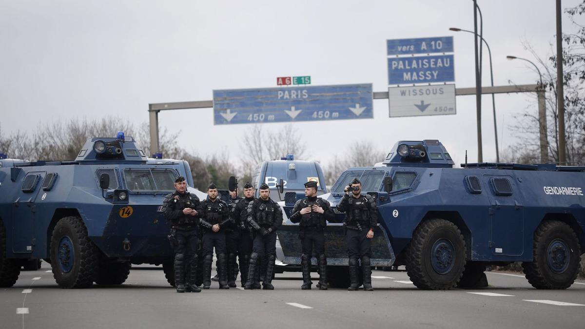 Despliegue policial en torno a París para cortar el paso a los tractores.