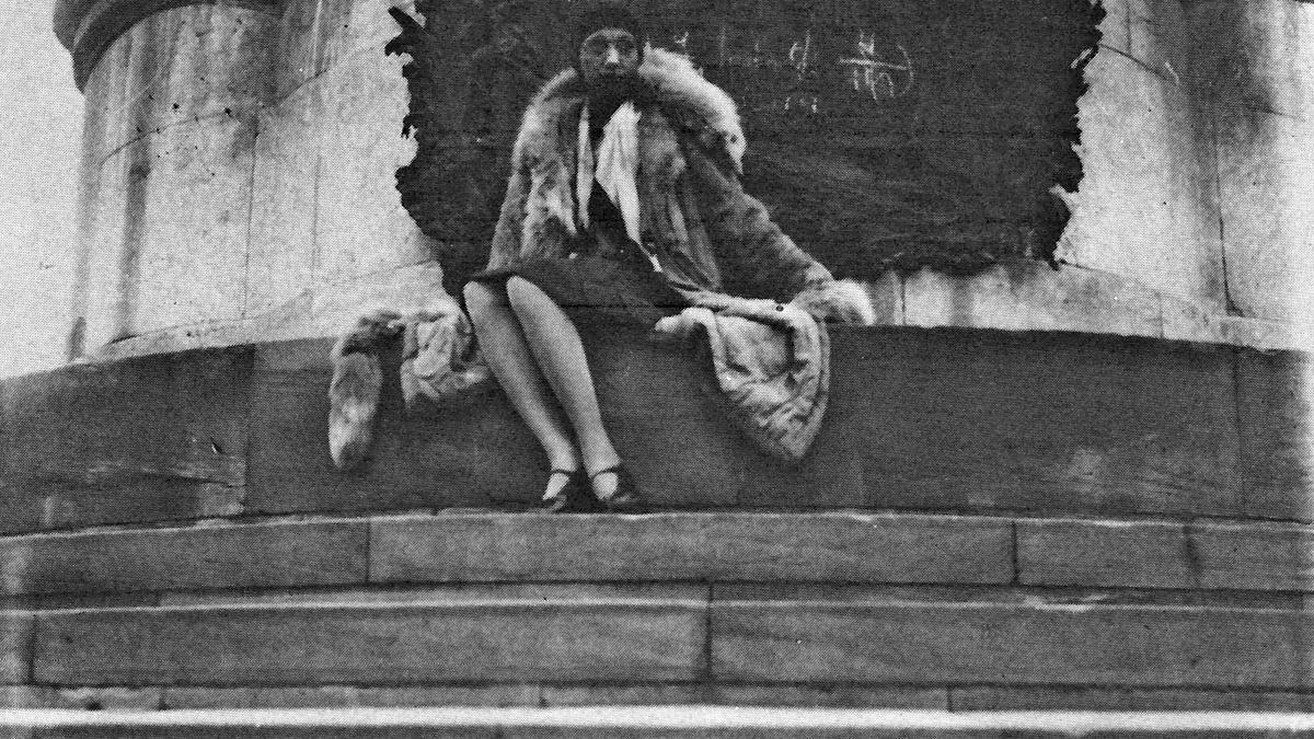 La estrella internacional Josephine Baker, junto al monumento de los Sitios en la plaza del Castelar (193=