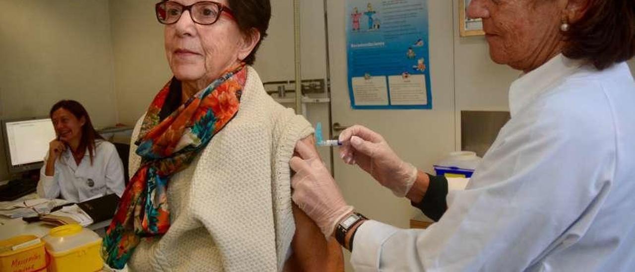 Pilar Urdanpilleta se vacuna en el centro de salud Virgen Peregrina. // Rafa Vázquez
