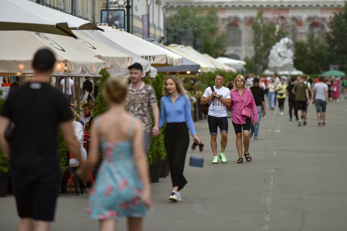 Parejas pasean por una céntrica calle