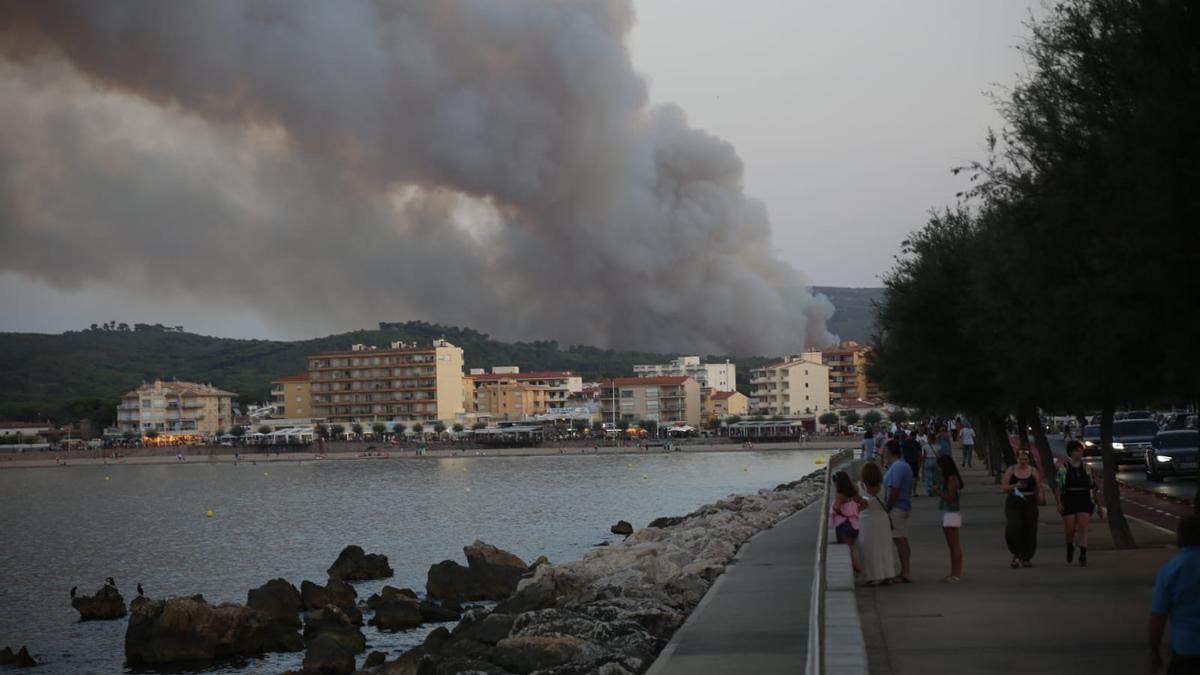 La columna de fum del foc del Montgrí vista des de l'Escala