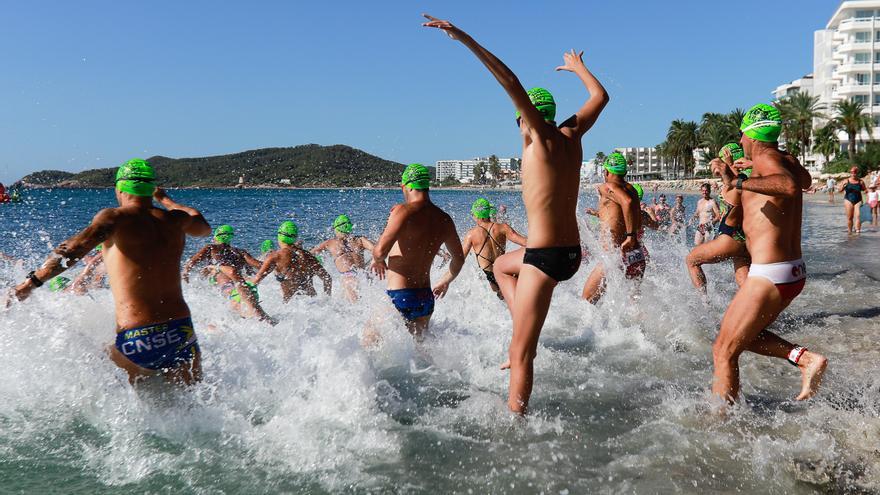 Marcos García y Susana Sevillano conquistan la III Travesía a nado de Ibiza