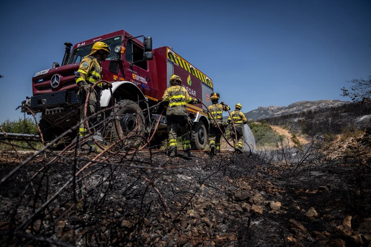 Los efectos de INFOAR refrescan una de las zonas quemadas por el fuego.