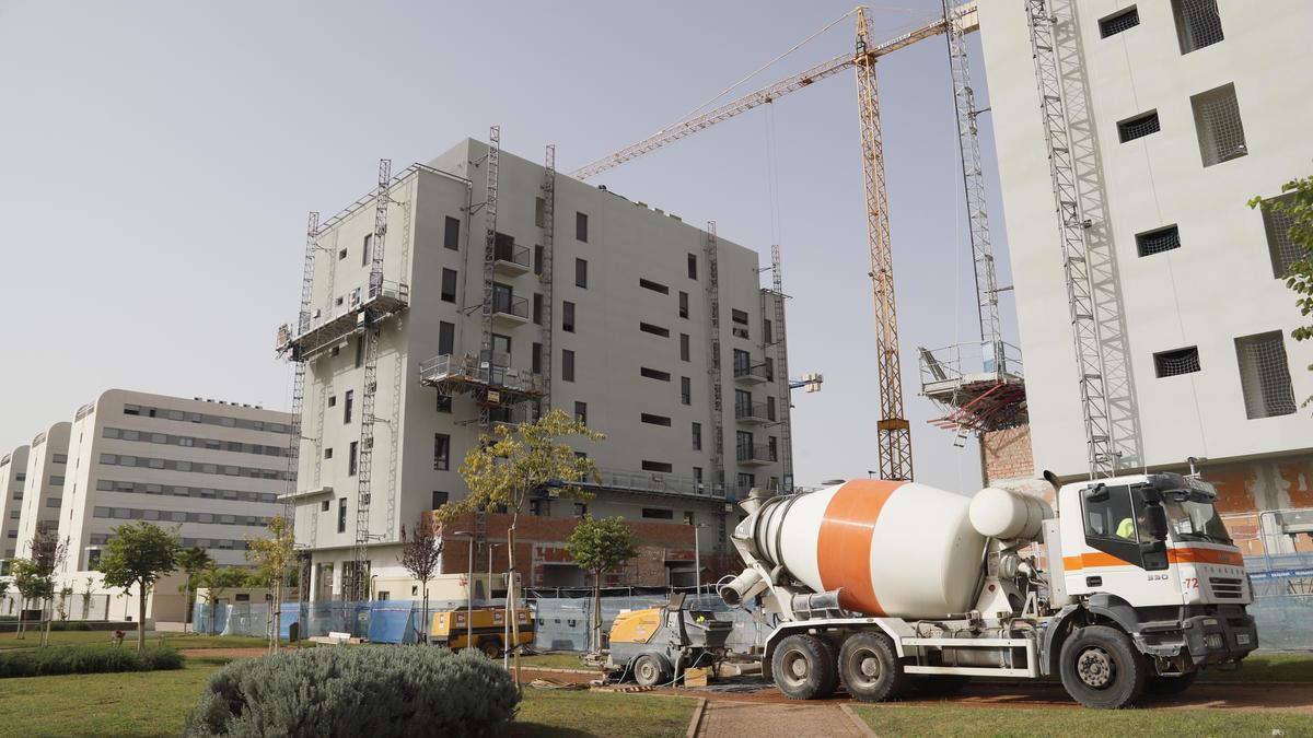 Una hormigonera, estacionada junto a edificios de viviendas en construcción.