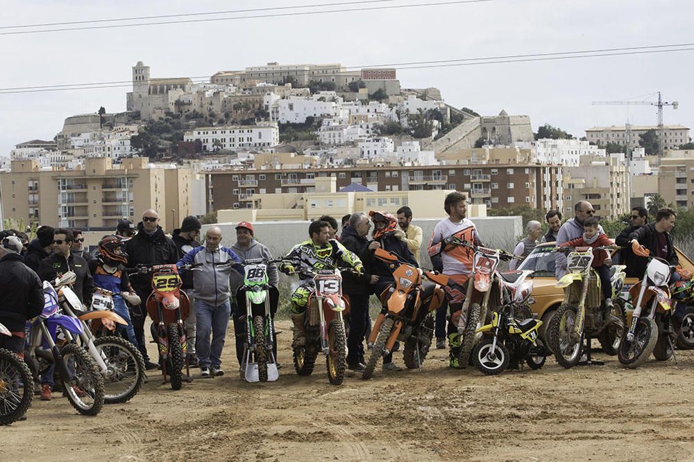 Un centenar de pilotos se ha reunido hoy para reclamar la construcción de un circuito de motocross en Ibiza.