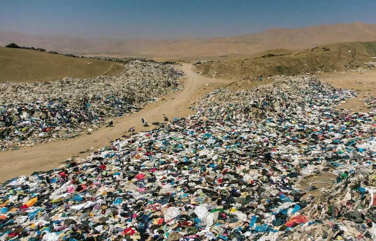 Vertedero de ropa usada en el desierto de Atacama (Chile)