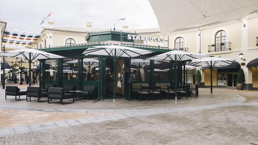 Vista del establecimiento de Starbucks que ha abierto en el nuevo outlet de McArthurGlen en Plaza Mayor.