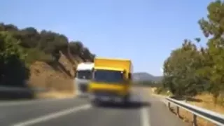 Detenido un camionero por adelantar temerariamente a otros dos camiones en una carretera de Aragón