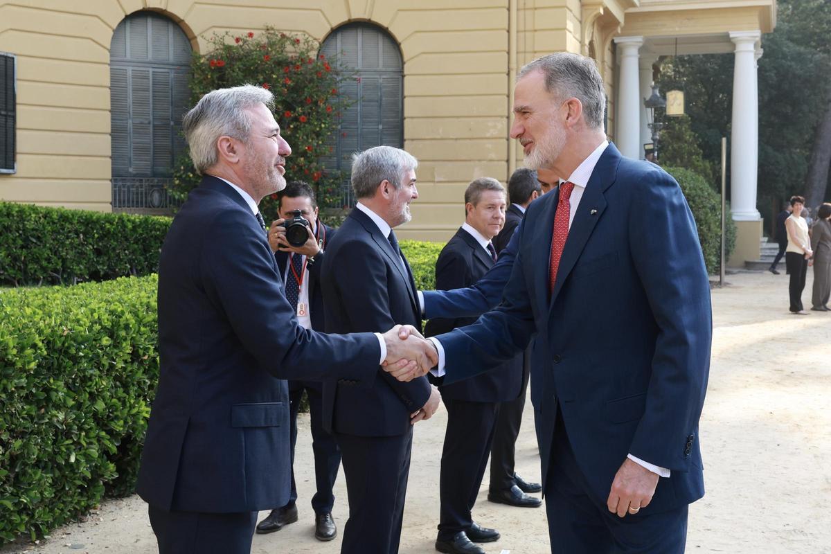 El presidente de Aragón, Jorge Azcón, saluda a Felipe VI antes de la Conferencia de Presidentes.