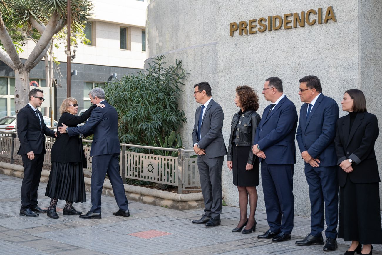 El féretro de Lorenzo Olarte llega a la Presidencia del Gobierno en Las Palmas de Gran Canaria