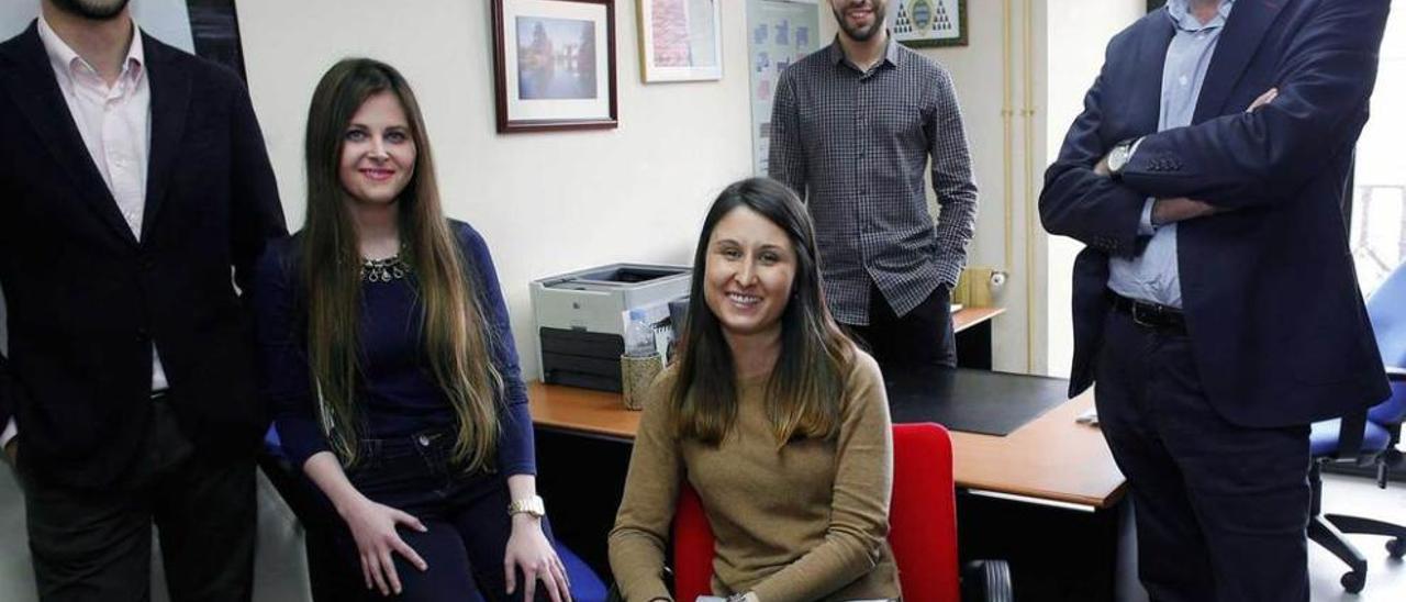 Con la savia nueva de la psicología asturiana. José Muñiz, a la derecha, junto a (por la izquierda en la foto) Ignacio Pedrosa, Débora Areces, Marisol Fernández Cueli y Víctor Loredo.