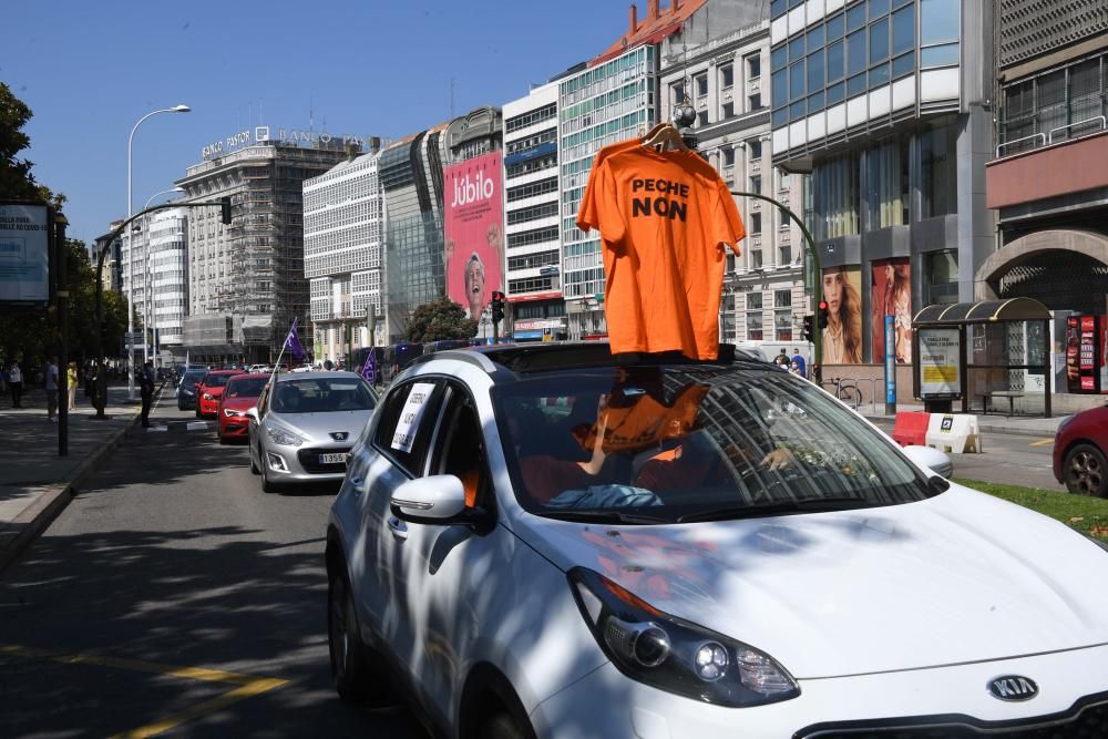 Una caravana de coches recorre la ciudad desde la factoría para reclamar una solución al problema que sufre.