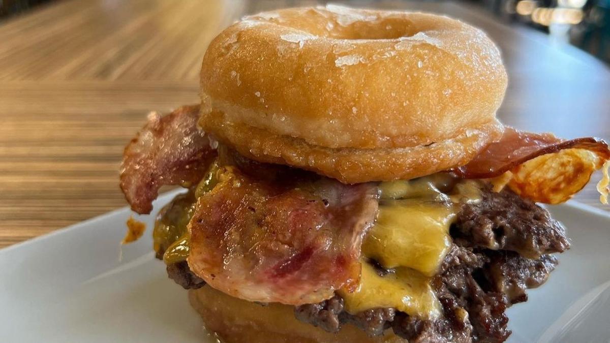 Hamburguesa 'smash' con dónuts en vez de pan.